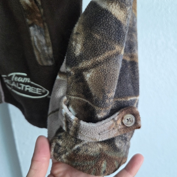 Realtree Women's Brown Camouflage Pullover - Picture 5 of 6